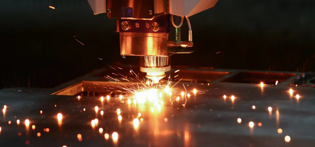 Proceso de corte láser CNC en lámina de acero delgada
