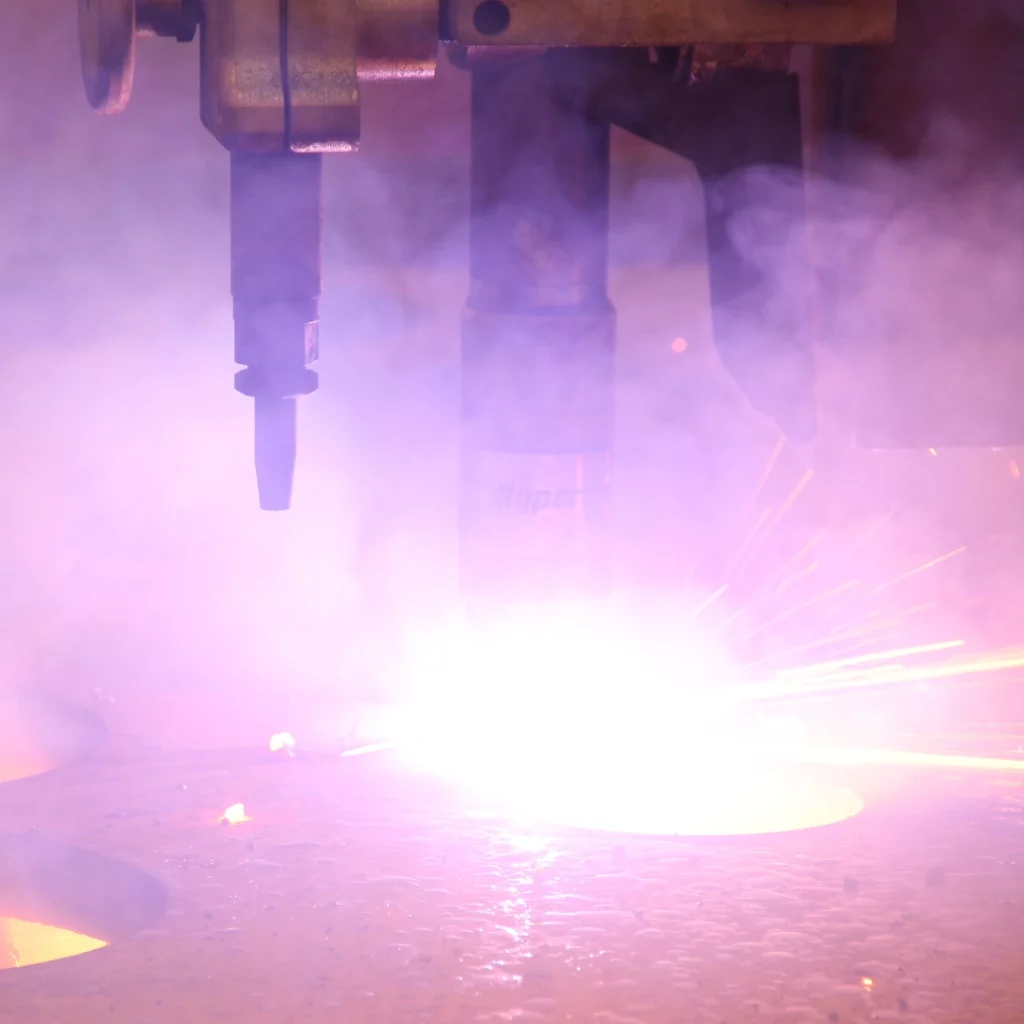 Proceso de corte plasma CNC en lámina de acero delgada