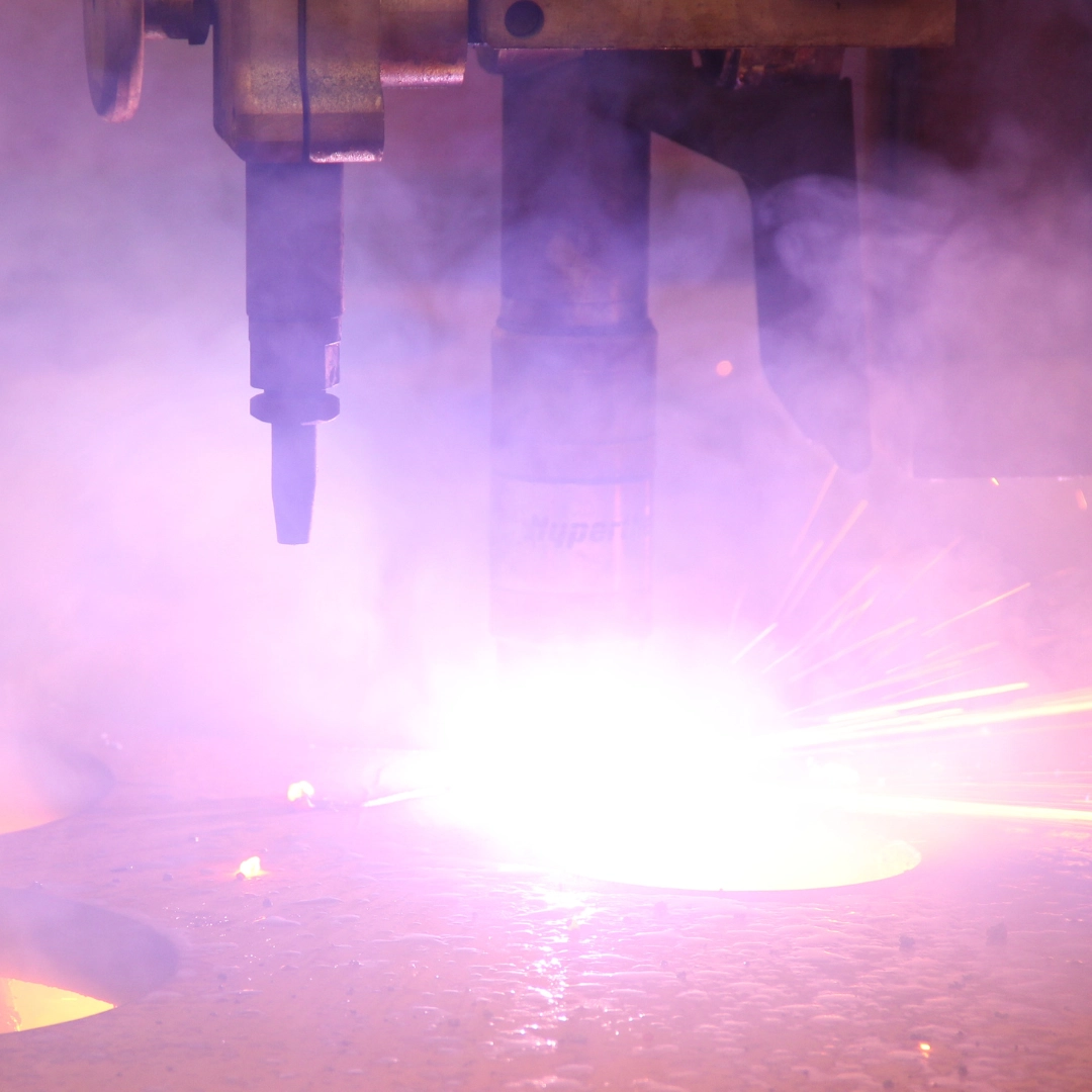Proceso de corte plasma CNC en lámina de acero delgada